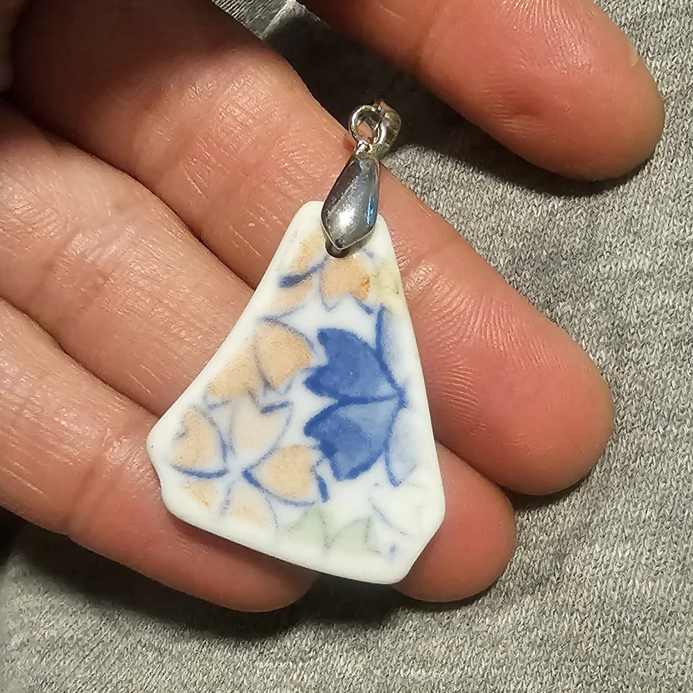 Elegant Blue and Gold Pendant Necklace